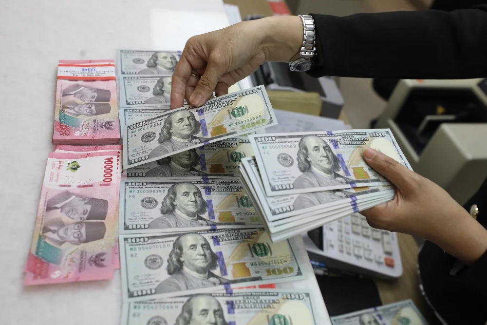 Dolar AS Bertenaga, Rupiah Ditutup Melemah ke Level Rp16.337