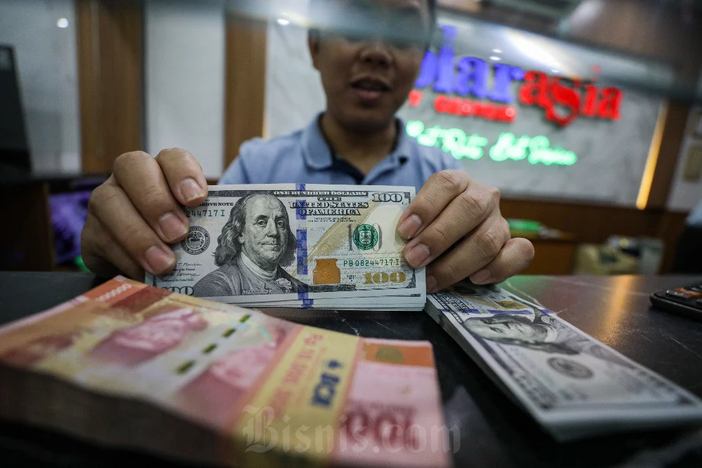Dolar AS Menguat, Rupiah Tertekan di Awal Perdagangan ke Level Rp16.857