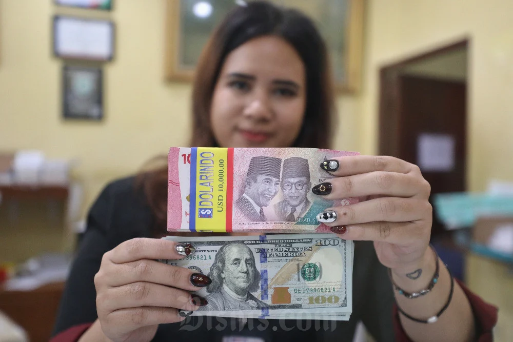 Rupiah Akhir Pekan Melemah, Sentuh Level Rp16.520 per Dolar AS