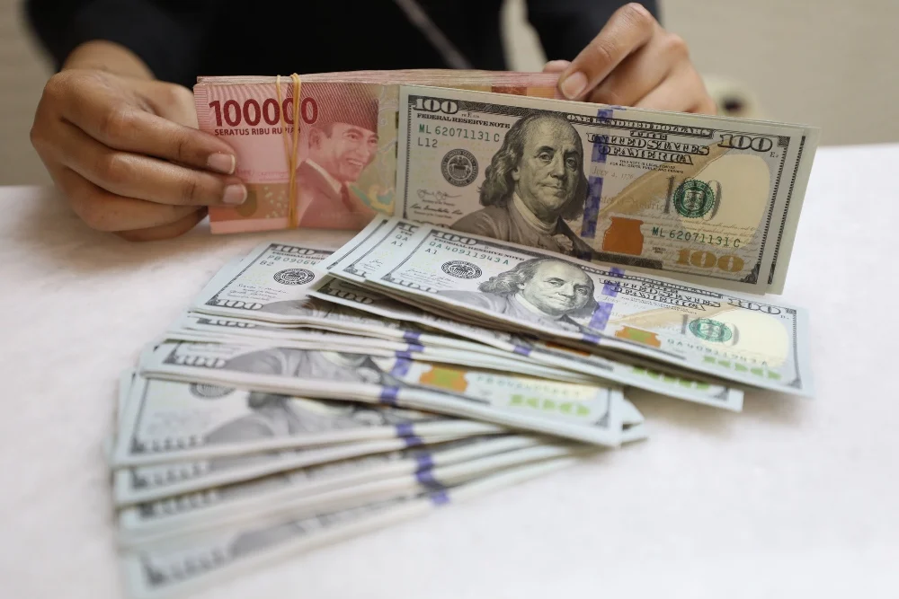 Rupiah Mengawali Perdagangan dengan Pelemahan, Sentuh Rp16.541 per Dolar AS